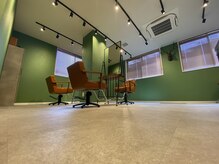 ナイン(nine)の雰囲気（明るく落ち着いた店内☆【船橋駅/髪質改善/縮毛矯正/白髪染め】）