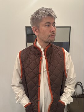 アンフェインド02(UNFEIGNED 02) ホワイトシルバー/MEN’S HAIR/刈り上げセンターパート/栄/伏見