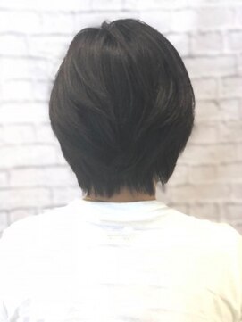 ミーティア バイ クアトロ(Meteor By QUATRO) 風になびくショートスタイル