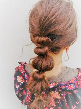 ロッキンヘアー(Rockin' hair) ふんわり透明感あふれる編みおろしルーズ無造作セットスタイル