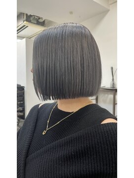 リリス(Lilith) シルバーブラックの艶感ストレートボブ