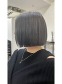 シルバーブラックの艶感ストレートボブ