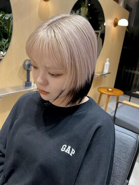 スタン 渋谷(Stam) ミルクティーホワイト裾カラーハイトーンボブウルフ30代
