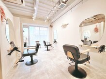 コク(COQU.)の雰囲気（白を基調とした明るい店内では少人数制のリラックスできる空間。）