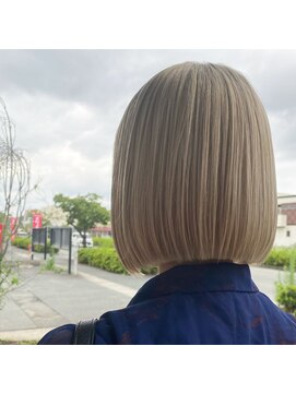 カムジーヘッドカミノウラ(COMEGHEAD KAMINOURA) ブロンドボブ＃ブリーチ＃ハイライト＃Wカラー＃ダブルカラー