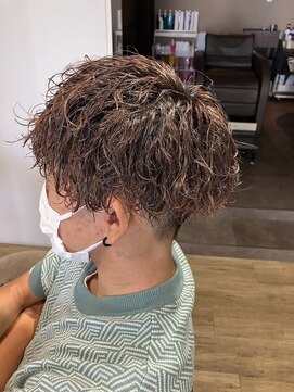 エヌプラス(N+) 波巻きツイストスパイラル刈り上げセンターパートサーフカール