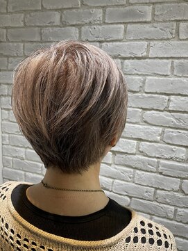 リビング(LiVing) グレイヘアーも色味補正でキレイヘアに