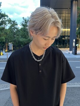 ソレイユトウキョウシブヤ(SOLEIL TOKYO shibuya) メンズブリーチホワイトベージュセンターパートフェザー