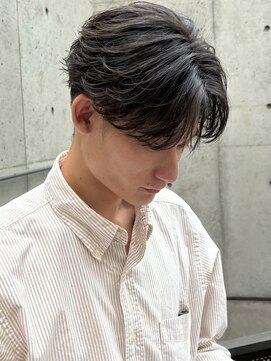 センターパート　フェザーパーマ　刈り上げ　マッシュ　眉毛