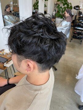 チルハウス(Chill-hus) 爽やかツーブロック＿モテる束感黒髪ナチュラル＿波打ちパーマ