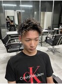 スーツ短髪ツーブロック束感モテる黒髪シークレットパーマ流行