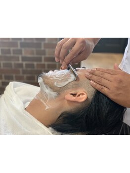 眉も整え漢の身だしなみをトータルサポート！髭のデザインから眉毛のお手入れまで全てお任せください。