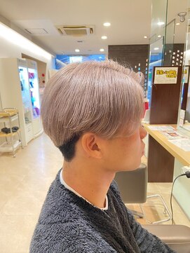 エヌアンドエーコンティ(N&A CONTi) メンズカット 前下がりセンターパート 透明感ハイトーンカラー