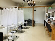 アリビオ 岸本店の雰囲気（スッキリとした大人の空間でゆったりお過ごしいただけます）