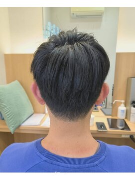 ウイバイファースト(u'i by first) 襟足はすっきりと刈り上げられたショートスタイル