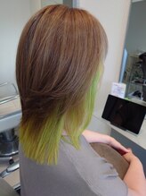 ヘアー2038(hair.2038) 蛍光グリーンからイエローのグラデーションのインナーカラー