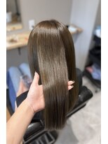 アンビス(1bis)&nbsp;赤みを抑えた艶感オリーブベージュ