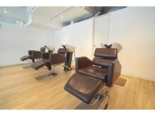 カラー専門店 Month Color 浦安【11月中旬NEW OPEN(予定)】の雰囲気(シャンプースペース 心地よい角度で横になれます)