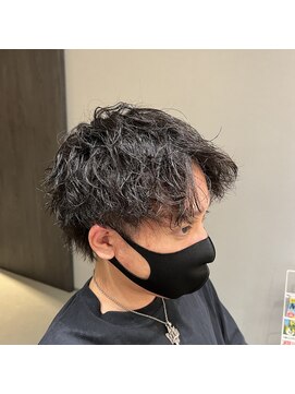 ウノプリールヴァモス(unopulir Vamos) ソフトツイストパーマ前下がりセンターパートウルフツーブロック