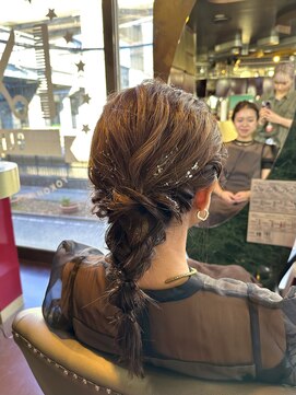 グリッツ (GLITZ) ミディアムヘア 編みおろし 金箔 お呼ばれヘア