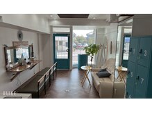 ユキグミプラス(yukigumi+plus)の雰囲気（店内の様子待合室と受付とセルフドライ用のスペース）