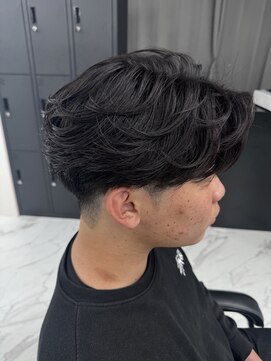 ハイプ 三宮(HYPE) センターパート／フェザーショート／カルマパーマ／黒髪/韓国