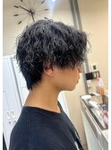 ツイストスパイラルパーマ　センターパートウルフ　メンズパーマ
