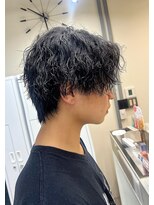 ユニ 江坂(Uni.)&nbsp;ツイストスパイラルパーマ　センターパートウルフ　メンズパーマ