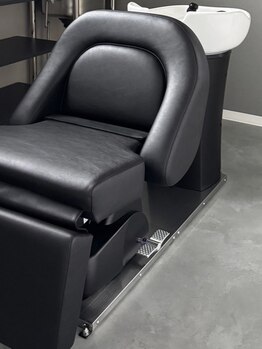 エヌユー(nu)の写真/こだわりのヘアケア商材を使用し、頭皮の状態に合わせて施術することで毛穴がキレイになり髪がさらツヤに♪