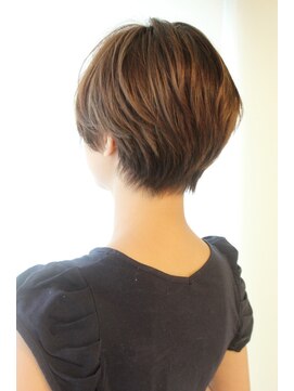 レウナ 外苑前(Reuna) 暗めカラーでも大人可愛く決まる ひし形ショート 30代40代