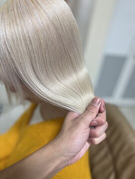 カリーナ(CARINA) ホワイトカラー/ハイトーン艶髪/ブリーチカラー