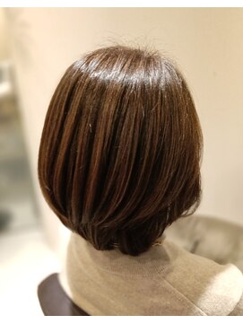 アンベリールフルー(EMBELLIR fleur) 前下がりボブ