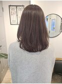 アッシュブラウンで柔らかい印象ミディ