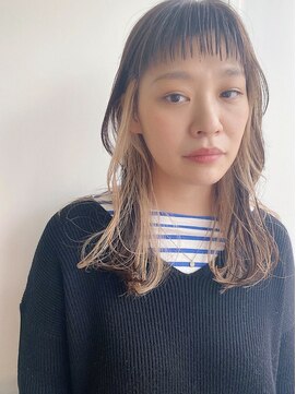 ヌーフェム(nuu fem) 顔まわりカットナチュラルレイヤーミディアムシルキーベージュ