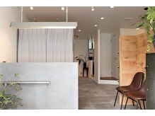 MENS HAIR SHOP Good Place&thing 江坂店の雰囲気(落ち着いた店内で丁寧な施術☆)