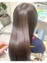 ファムバイアヴァンス(Femme by AVANCE.) アッシュグレージュ×鏡面ストレート