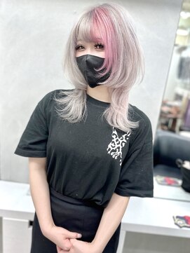 ディア(.eer) 夏ミディアムウルフカット×ホワイトベージュ×ラベンダーピンク