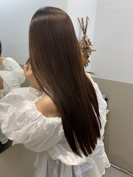 【美髪縮毛矯正で品のある艶ストレート】 触れたくなる柔らかさ