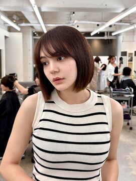 ヒュー 広島(HEW) ぷつっとボブ前髪あり大人かわいいグレージュヘア20代30代