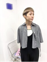 イラカ(elaka) ベージュ×刈り上げショート