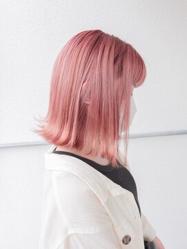 デビュー ヘアーメイク 外ハネボブ　ピンクカラー