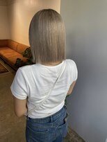 メリー オオサカ(Merly Osaka)&nbsp;オシャレ間違いなしスタイル_切りっぱボブ×ホワイトベージュ_