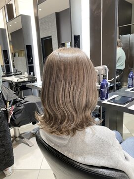 ジャパン ホンテン(JAPAN HONTEN) ミディアムボブミルクティーベージュカラー