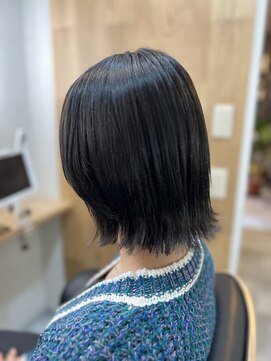 ハサミバイアトリエナガノ 千葉(8sami by atelier nagano) ショートボブ/センターパート/ツヤ髪/グラデーション/イヤリング