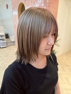 ソレイユトウキョウシブヤ(SOLEIL TOKYO shibuya) ミディアムレイヤー外ハネレイヤーブリーチベージュ