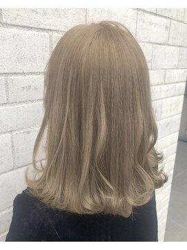 外国人風ミルクティーベージュカラー L アブー Aboo のヘアカタログ ホットペッパービューティー