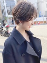 前髪長めショートボブセンターパートマニッシュアッシュブラウン