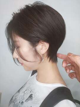 ヘアーメイクオズ(hair make O/S) 担当 照井 頭の形がキレイにみえるショートヘア