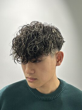 フライ 東通り店(Frei) ホワイトメッシュスペインカールショート