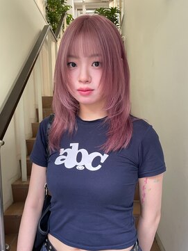 サンク 原宿 表参道(cinq) 顔周りレイヤーのデザインが可愛いピンクベージュカラー